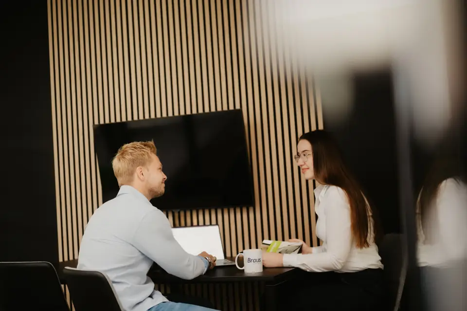 Beratungsgespräch zum Treppenlift an einem Tisch